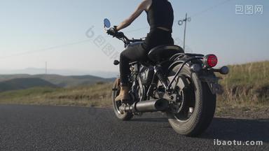 郊外骑<strong>摩托车</strong>的年轻女人背影